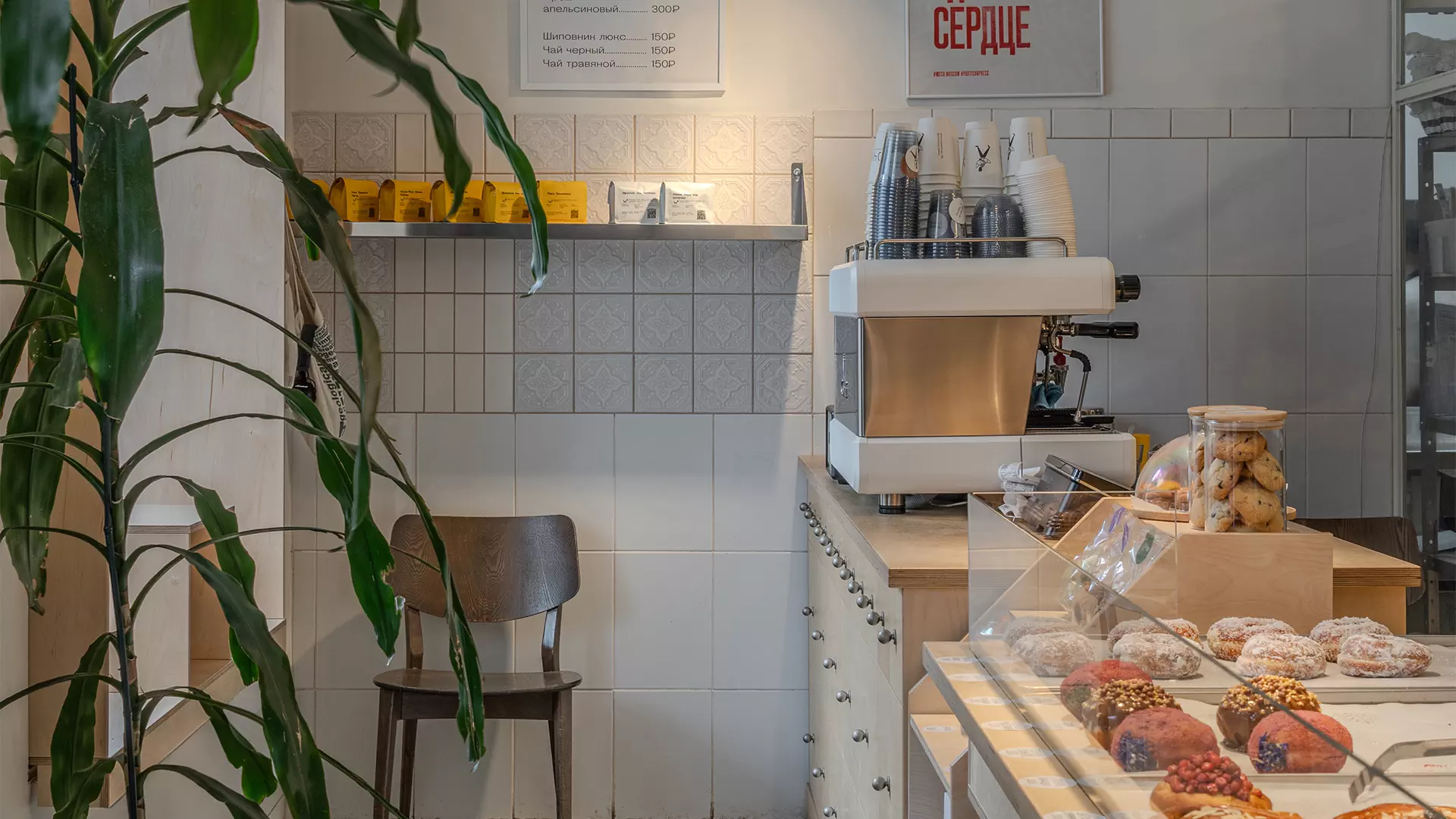 Практичный интерьер маленькой пекарни с европейским настроением — проект бюро ASHBURO