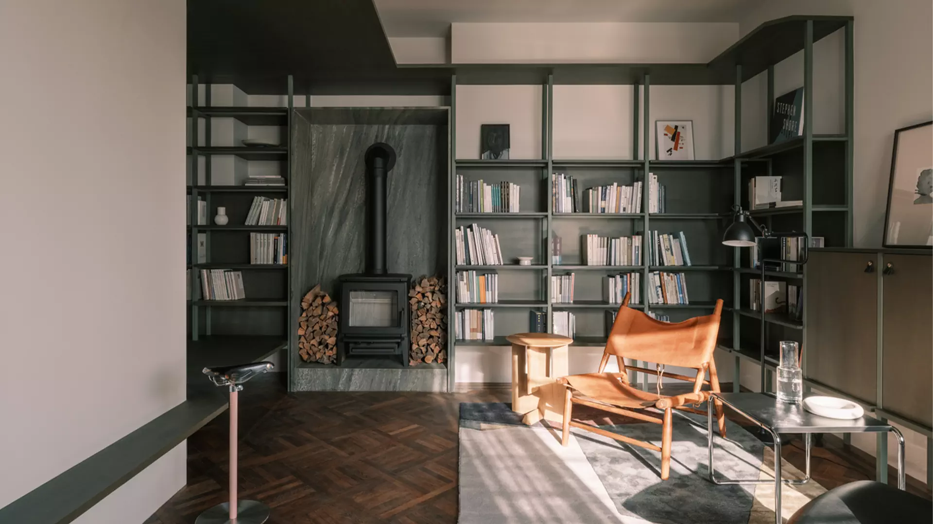 Строгий интерьер квартиры-студии для жизни во время локдауна — проект студии atelier tao+c