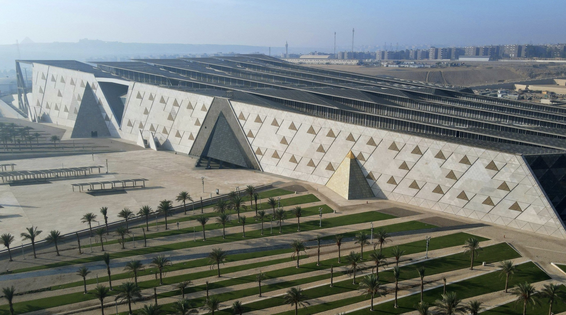 В Гизе открылся Большой Египетский музей по проекту Heneghan Peng Architects В Гизе открылся Большой Египетский музей по проекту Heneghan Peng Architects