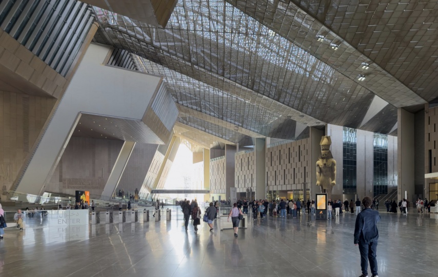В Гизе открылся Большой Египетский музей по проекту Heneghan Peng Architects