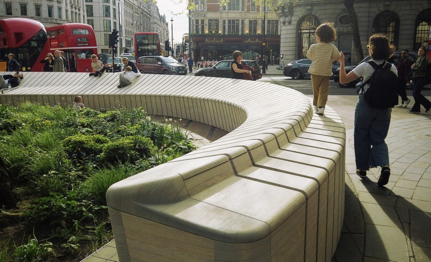 В Лондоне появилось общественное пространство по проекту LDA Design