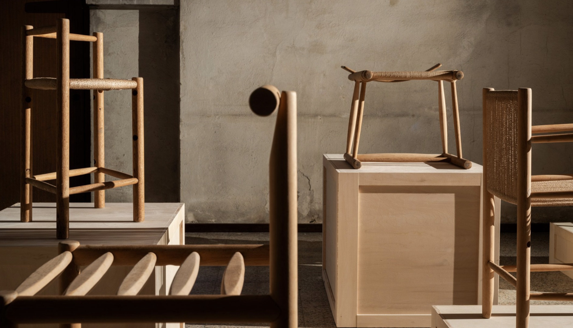 Студия AtMa Inc создала коллекцию мебели из сломанных стульев Бёрге Могенсена Студия AtMa Inc создала коллекцию мебели из сломанных стульев Бёрге Могенсена