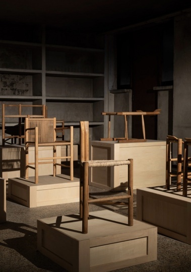 Студия AtMa Inc создала коллекцию мебели из сломанных стульев Бёрге Могенсена