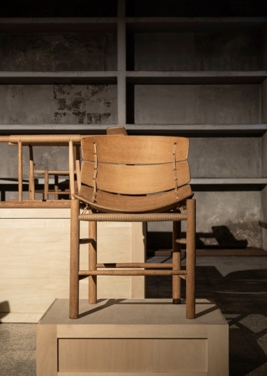 Студия AtMa Inc создала коллекцию мебели из сломанных стульев Бёрге Могенсена