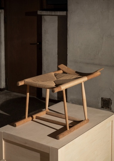 Студия AtMa Inc создала коллекцию мебели из сломанных стульев Бёрге Могенсена