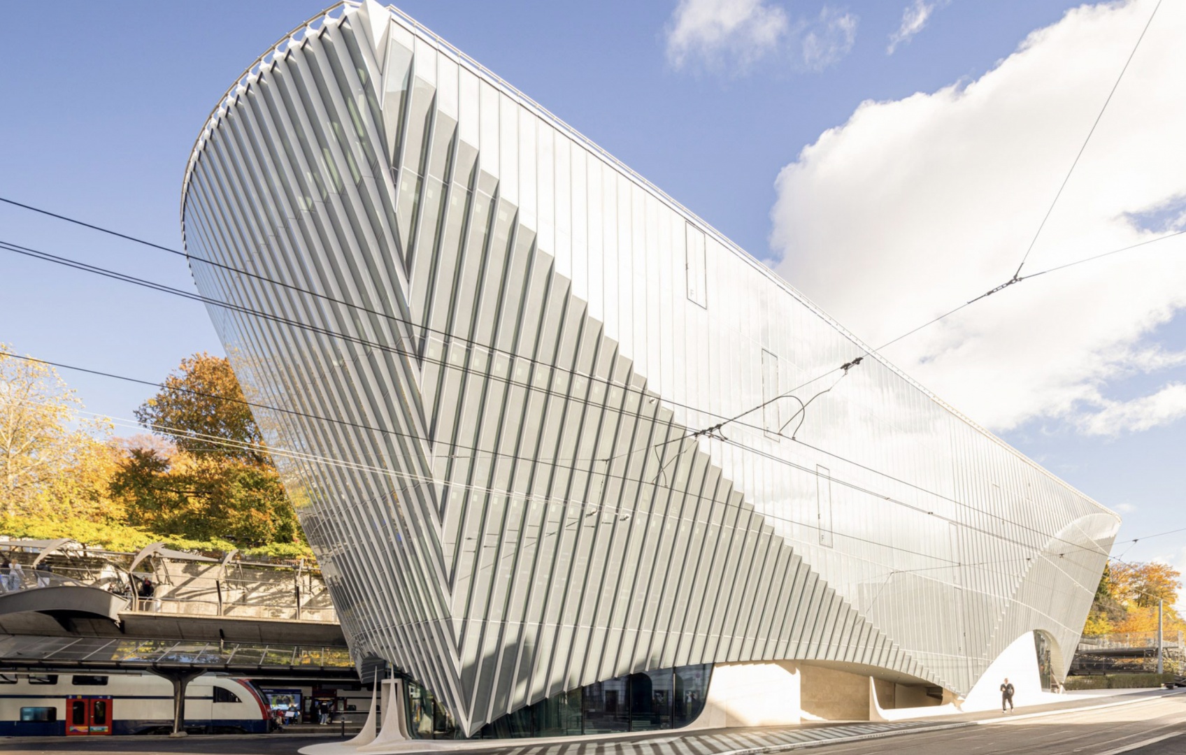 Сантьяго Калатрава построил офисное здание с многоуровневой велопарковкой в Цюрихе