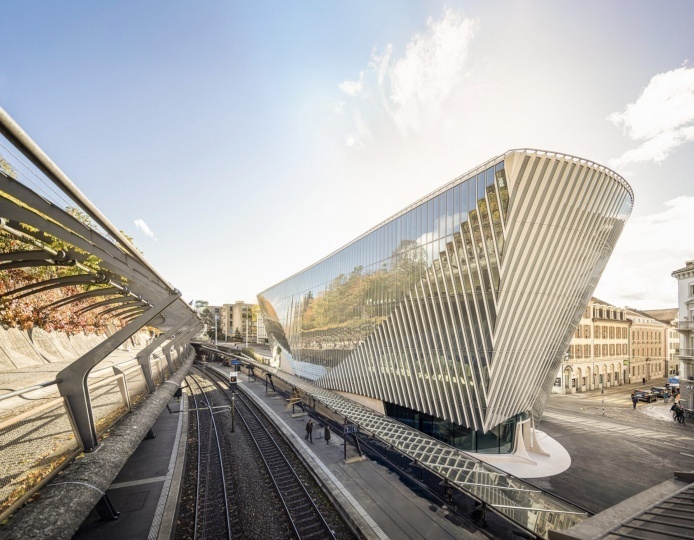 Сантьяго Калатрава построил офисное здание с многоуровневой велопарковкой в Цюрихе