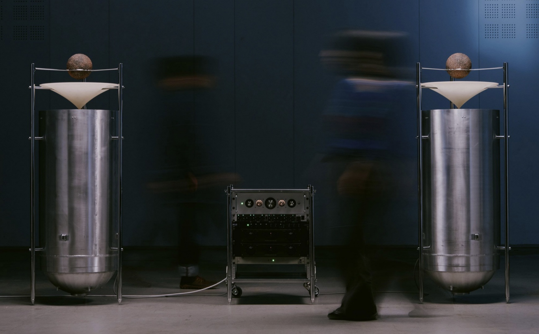 Дизайнеры представили колонки, сделанные из топливных баков ракет Дизайнеры представили колонки, сделанные из топливных баков ракет