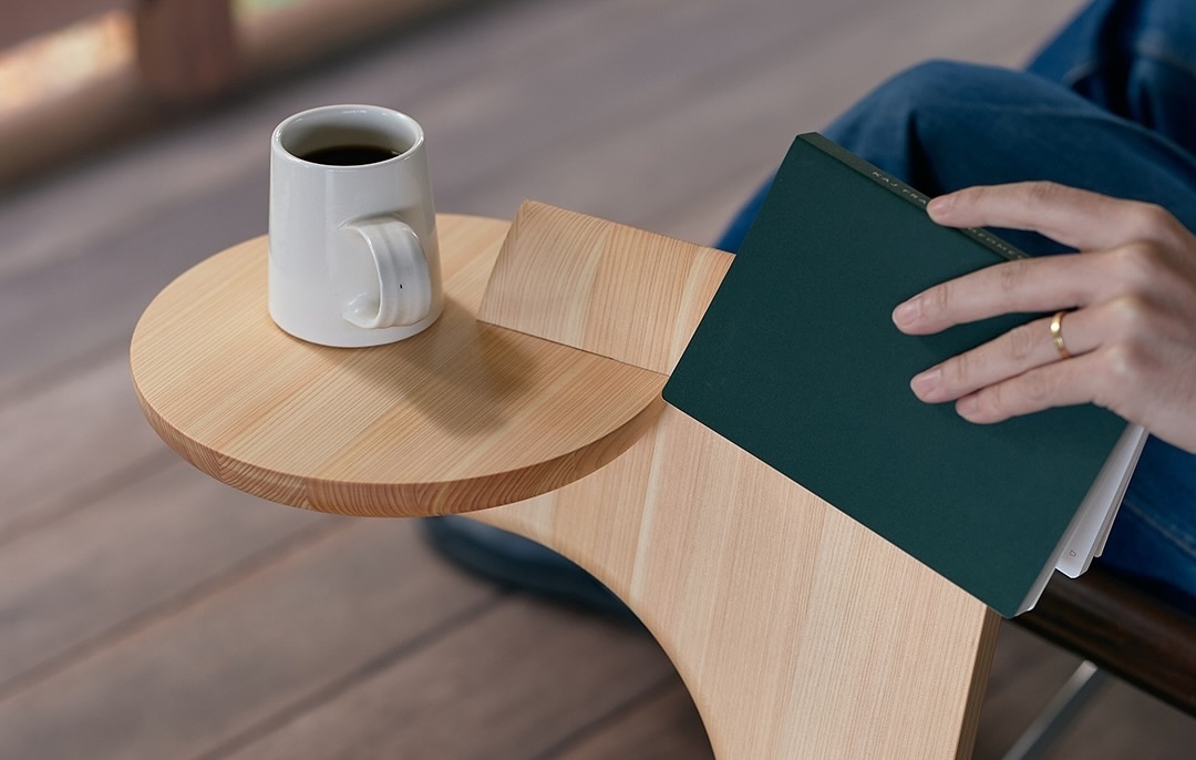 Дизайнеры studioYO придумали «столик-закладку» для книг