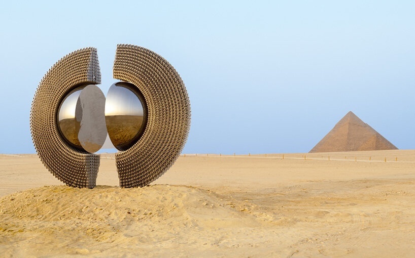 У пирамид Гизы установили скульптуру турецкого художника Мерта Эге Кесе У пирамид Гизы установили скульптуру турецкого художника Мерта Эге Кесе