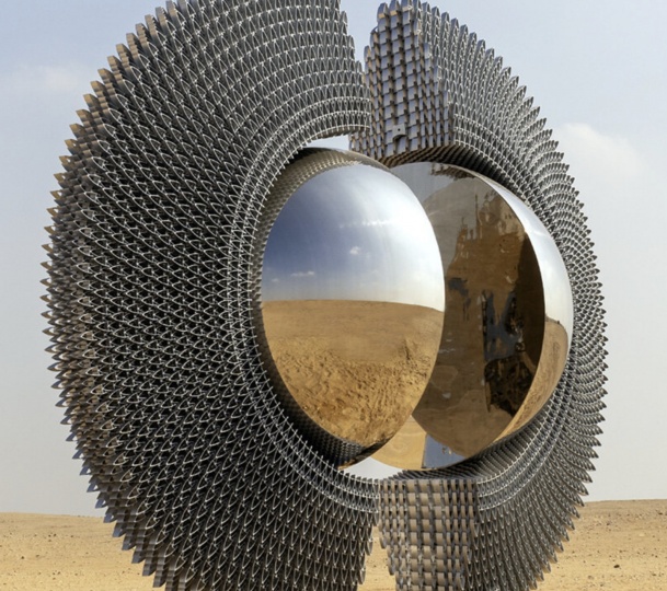 У пирамид Гизы установили скульптуру турецкого художника Мерта Эге Кесе