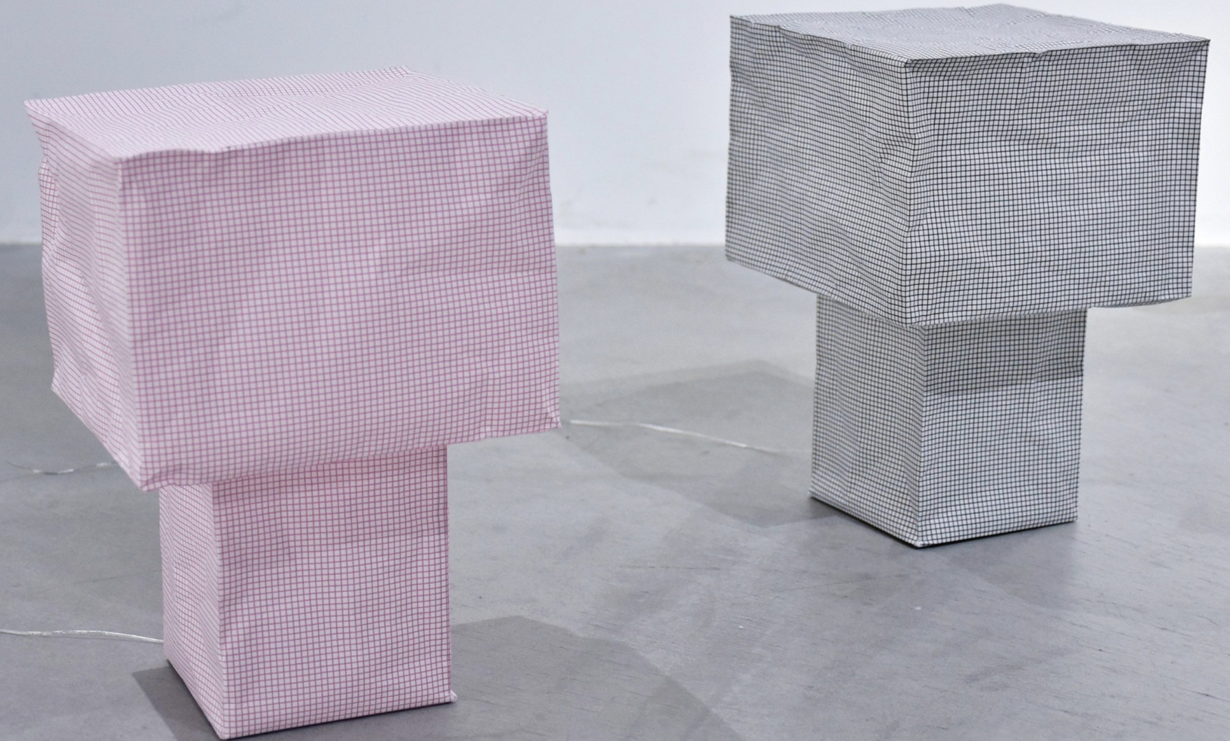 Японский дизайнер придумал бумажную лампу, которая помещается в конверт