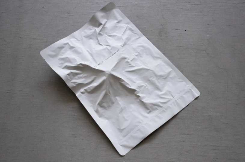 Японский дизайнер придумал бумажную лампу, которая помещается в конверт