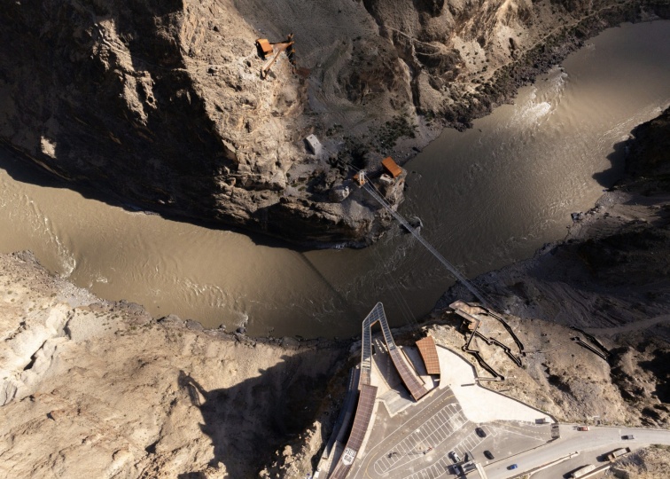 Студия Archermit построила смотровую площадку над опасным каньоном в Тибете