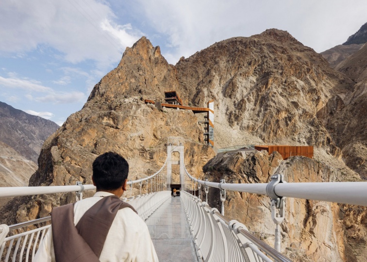 Студия Archermit построила смотровую площадку над опасным каньоном в Тибете