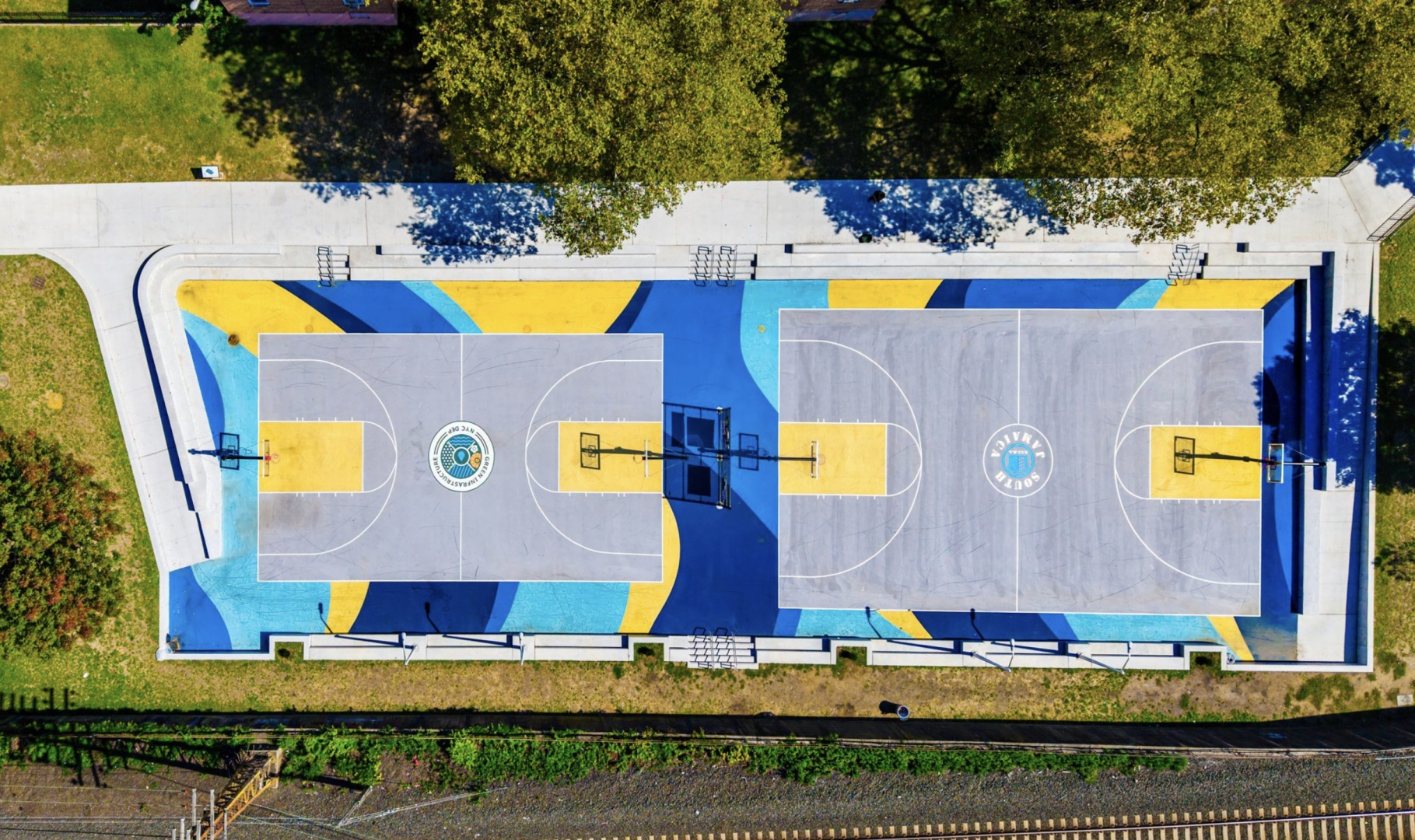 В Нью-Йорке появилась баскетбольная площадка для защиты от наводнений В Нью-Йорке появилась баскетбольная площадка для защиты от наводнений