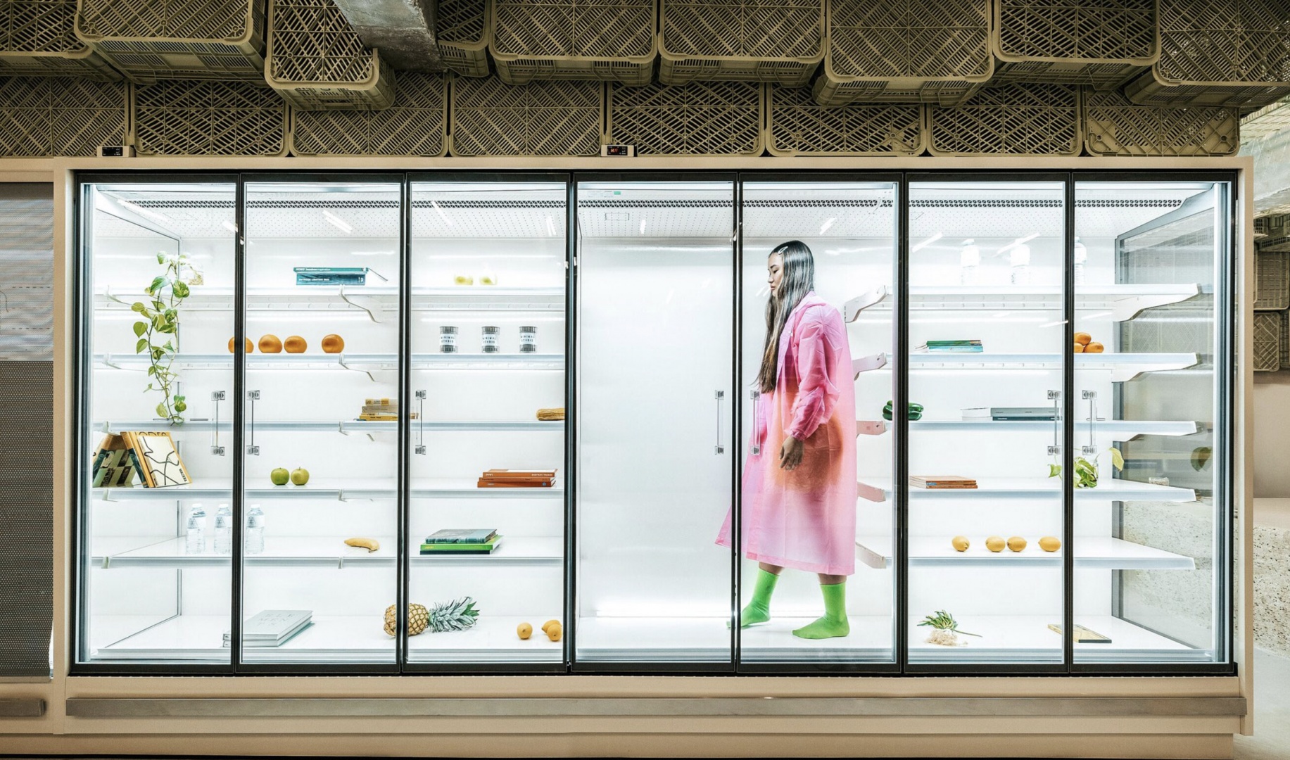 Minimal Studio оформила супермаркет на Майорке пластиковыми ящиками