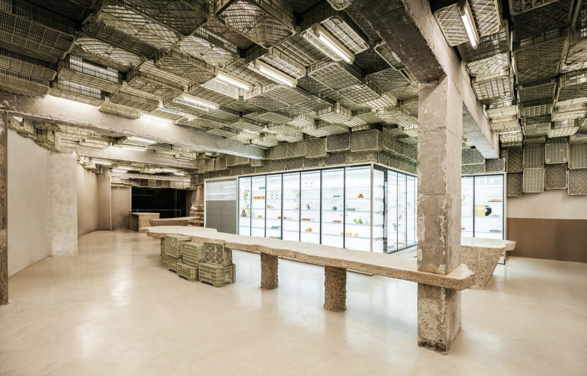 Minimal Studio оформила супермаркет на Майорке пластиковыми ящиками