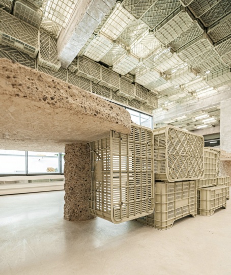 Minimal Studio оформила супермаркет на Майорке пластиковыми ящиками