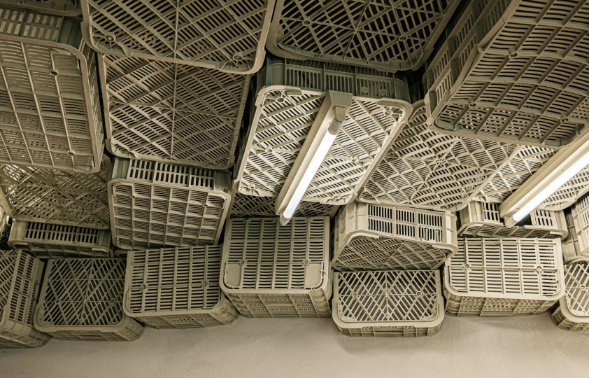 Minimal Studio оформила супермаркет на Майорке пластиковыми ящиками