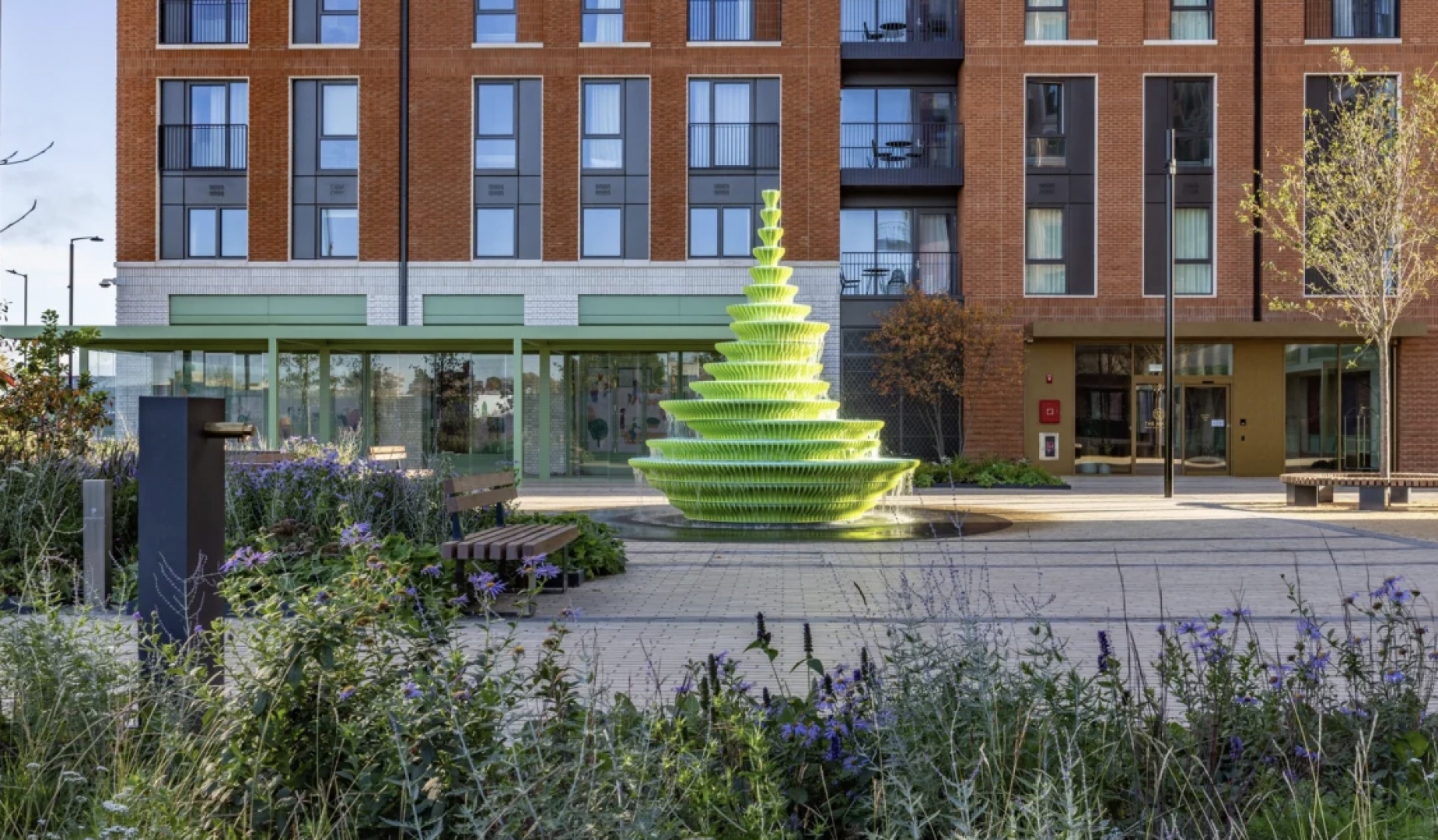 Студия NEON установила скульптурный фонтан в Лондоне