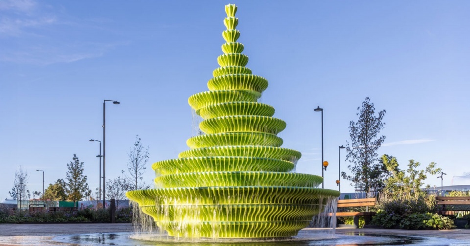 Студия NEON установила скульптурный фонтан в Лондоне