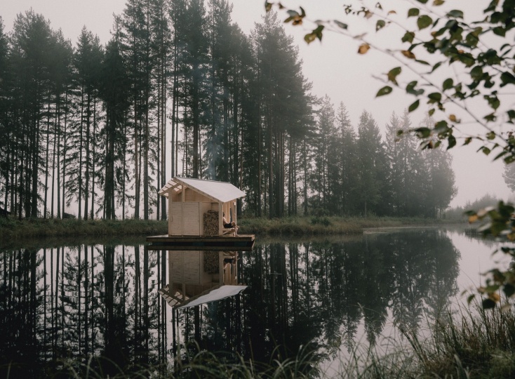 Rabagast Studio построила плавучую сауну в Норвегии