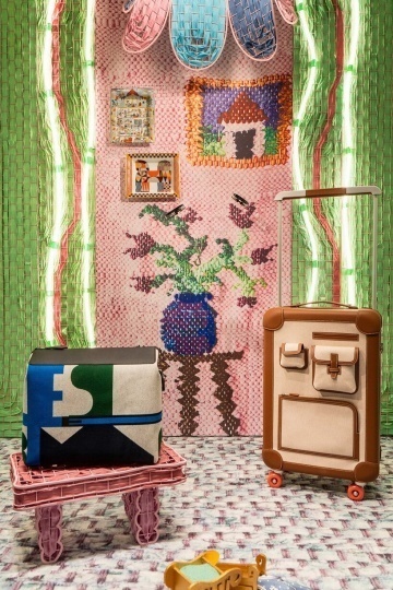 Дельфина Денереаз оформила праздничные витрины Hermès в Шанхае