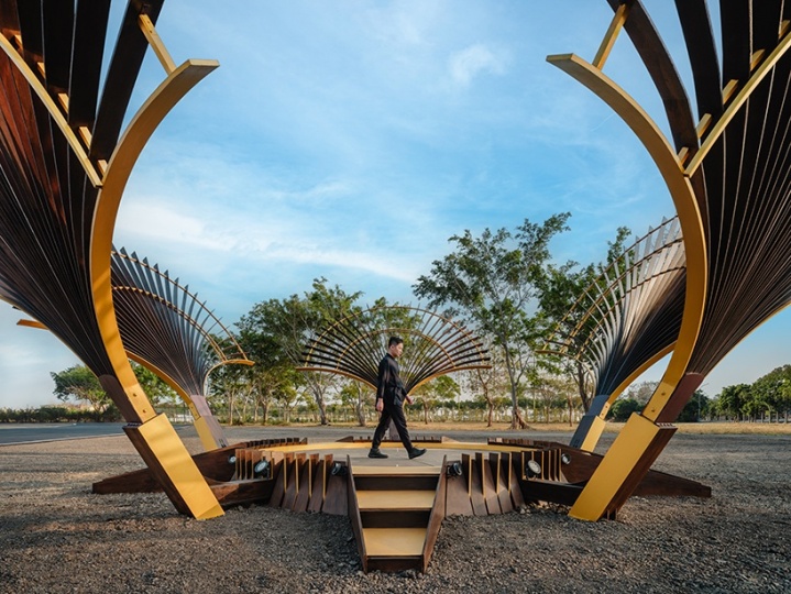 Чэн-Цзун Фэн переосмыслил форму огненного дерева в инсталляции