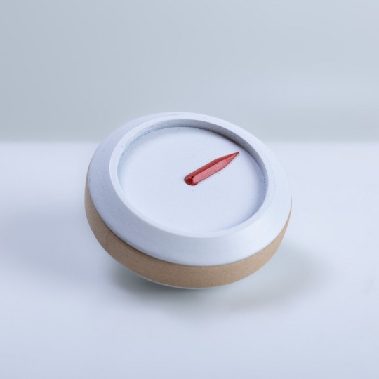 Компания Aumens представила простой компас для людей с деменцией