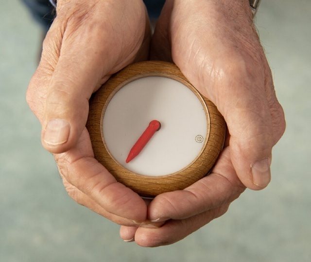 Компания Aumens представила простой компас для людей с деменцией