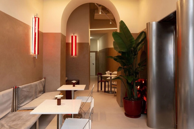 Архитекторы из Румынии спроектировали кофейню в бывшей аптеке