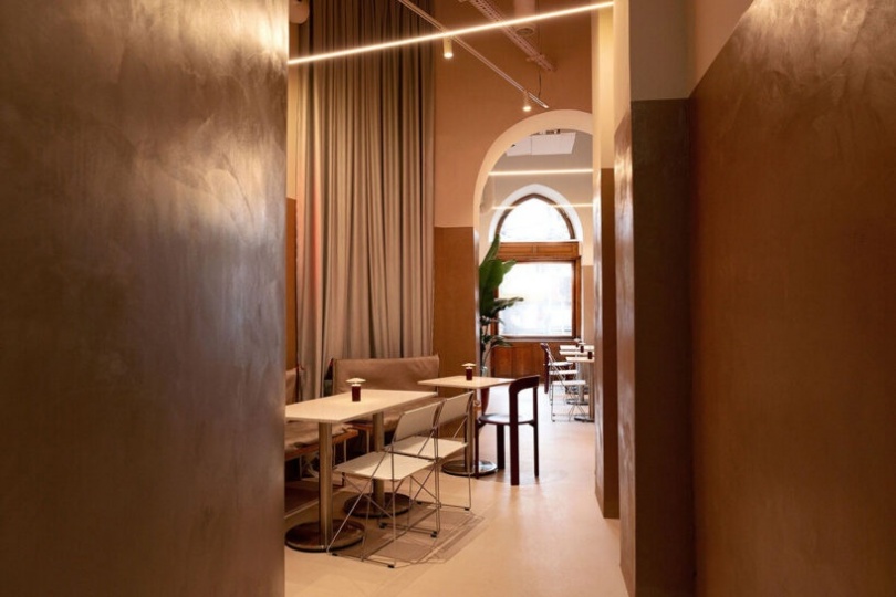 Архитекторы из Румынии спроектировали кофейню в бывшей аптеке