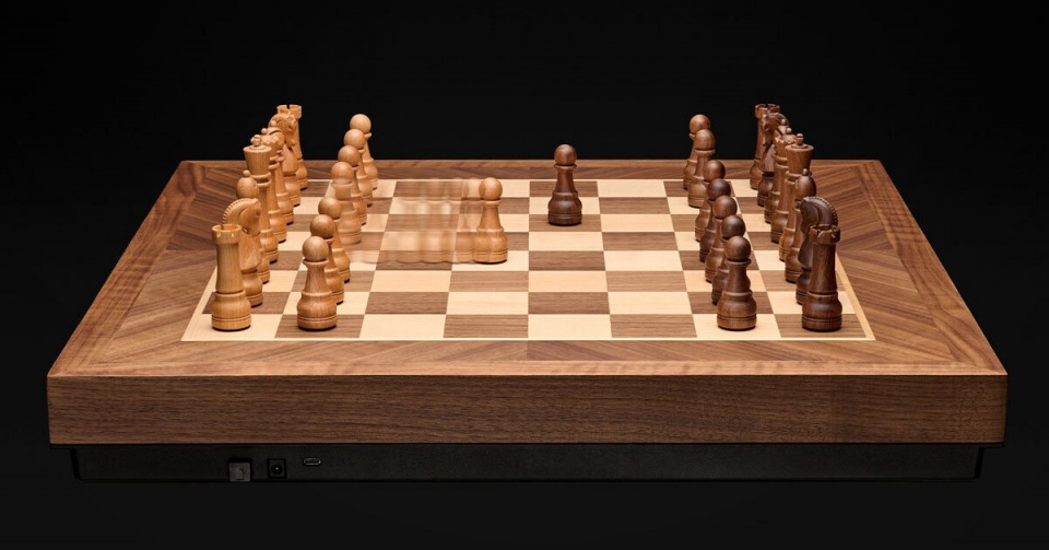 Дизайнеры создали роботизированные шахматы