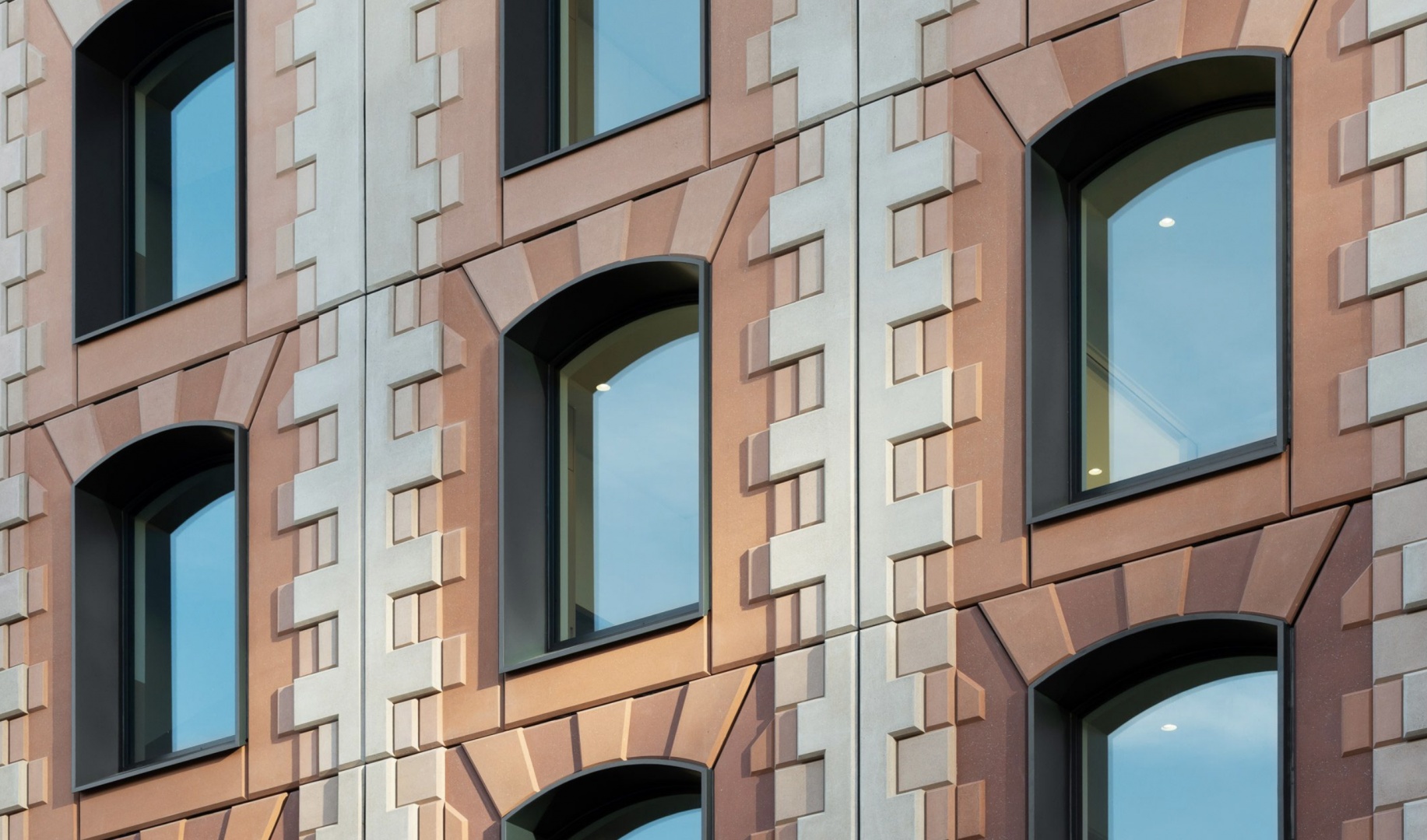 Bureau de Change оформила фасад дома панелями из переработанного кирпича Bureau de Change оформила фасад дома панелями из переработанного кирпича