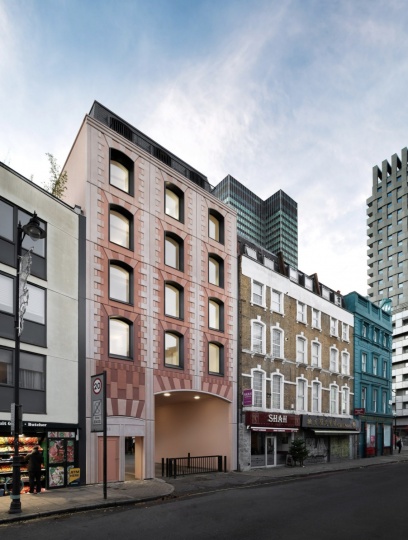 Bureau de Change оформила фасад дома панелями из переработанного кирпича