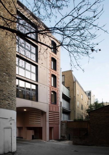 Bureau de Change оформила фасад дома панелями из переработанного кирпича