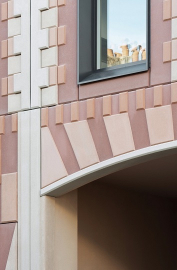 Bureau de Change оформила фасад дома панелями из переработанного кирпича