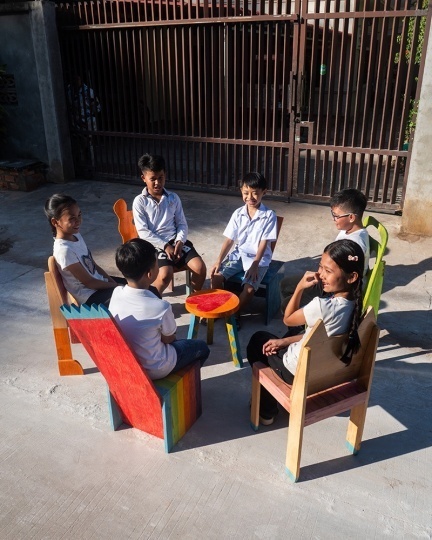 Дизайнер Тэхан Юн создал стулья на основе детских эскизов