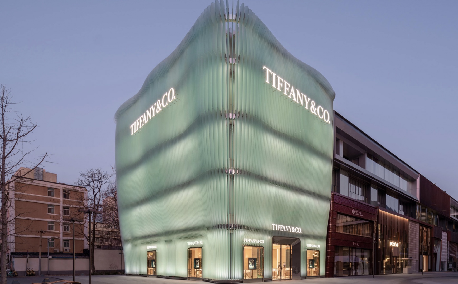 В Пекине открылся магазин Tiffany & Co с необычным фасадом из матового стекла В Пекине открылся магазин Tiffany & Co с необычным фасадом из матового стекла