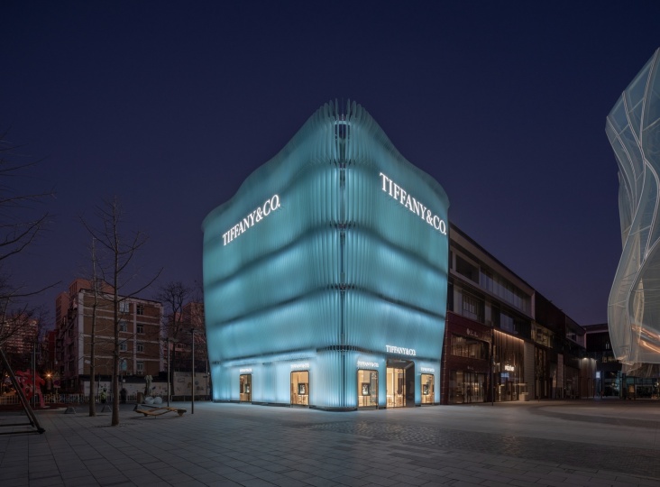 В Пекине открылся магазин Tiffany & Co с необычным фасадом из матового стекла
