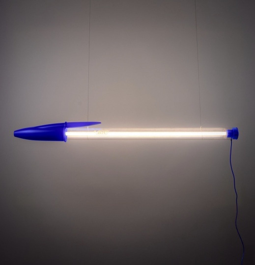 Seletti показал светильник в виде гигантской шариковой ручки