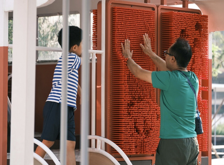 Студия XISUI Design превратила старый автобус в детскую площадку