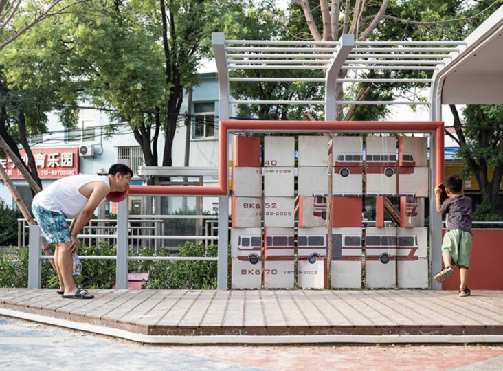 Студия XISUI Design превратила старый автобус в детскую площадку