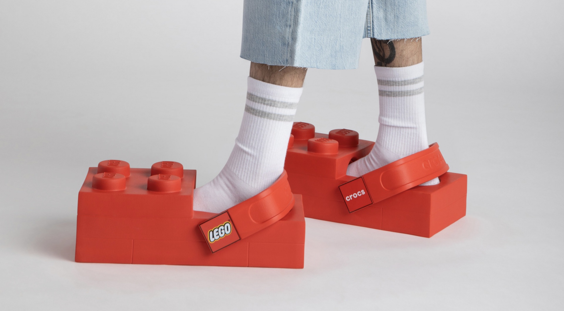 Crocs выпустили сабо в виде гигантских кубиков Lego Crocs выпустили сабо в виде гигантских кубиков Lego