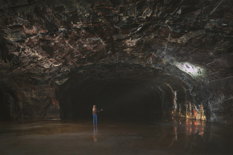 Erdegard Arkitekter спроектировала скульптурный вход в искусственную пещеру