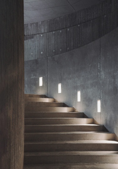 Erdegard Arkitekter спроектировала скульптурный вход в искусственную пещеру