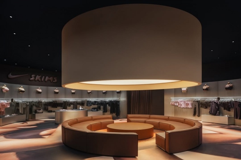 В Париже открылся поп-ап NikeSKIMS по дизайну Crosby Studios