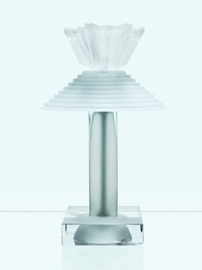 Шведский дизайнер сделал лампы из старых стеклянных объектов