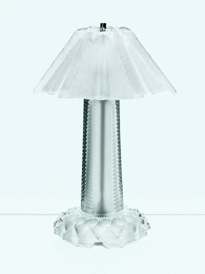 Шведский дизайнер сделал лампы из старых стеклянных объектов